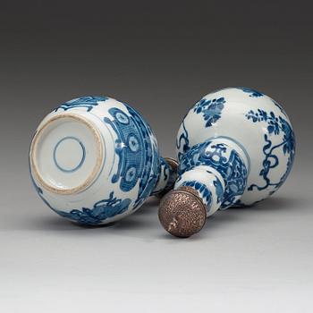 A matched pair blue and white flasks, Qing dynasty, Kangxi (1662-1722).