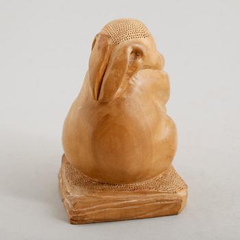 SKULPTUR, skuret trä, signerad J H Williams, 1900-talets första hälft.