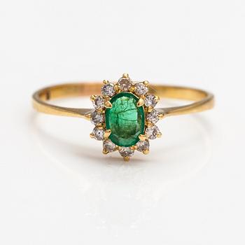Ring, 18K guld, smaragd och diamanter ca 0.24 ct tot.