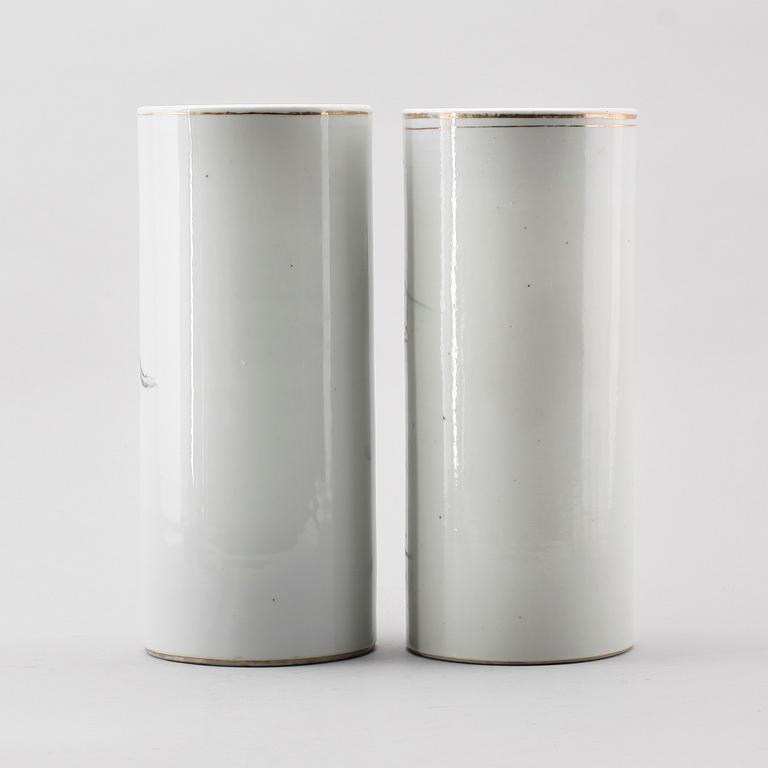 PENSELVASER/PERUKSTOCKAR, 2 st, porslin, Kina, 1900-tal.