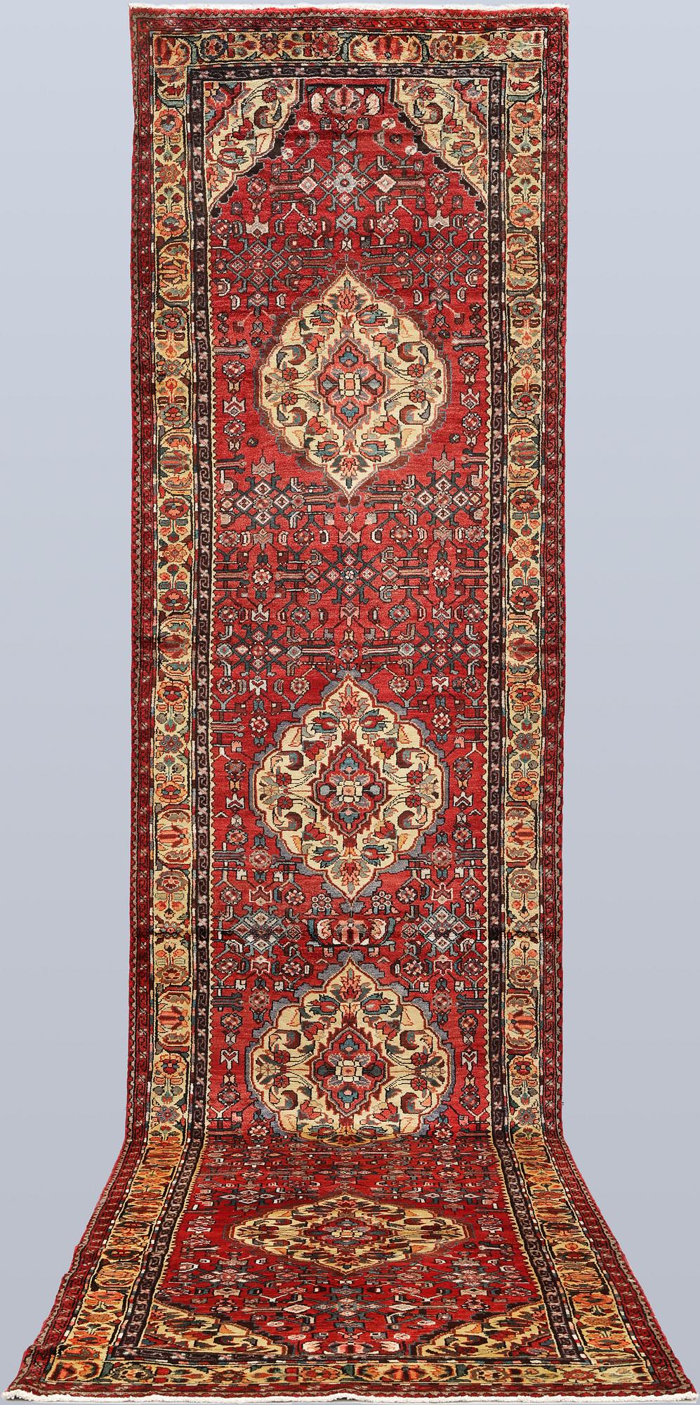 A Hamadan runner, approx. 517 x 125 cm.