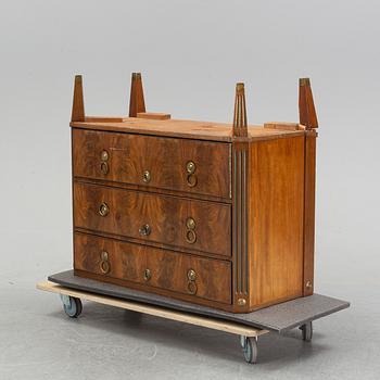 An early 20th century gustavian style chest of drawers.