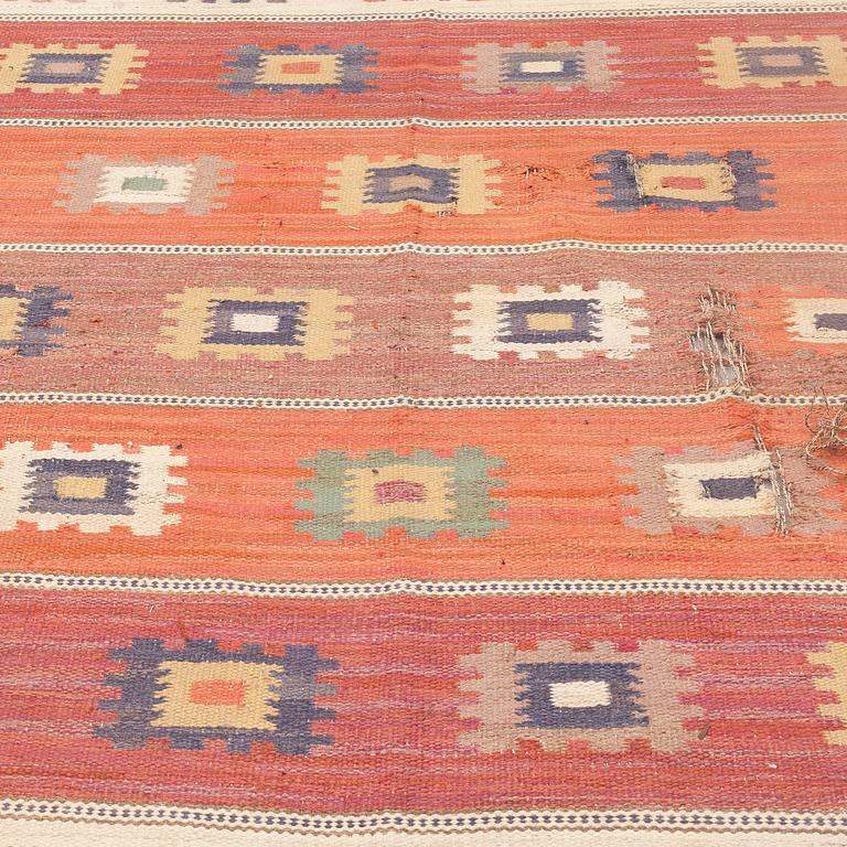 MÄRTA MÅÅS-FJETTERSTRÖM, A CARPET, "Röd grön äng", flat weave, ca 253 x 255,5 cm, signed AB MMF.