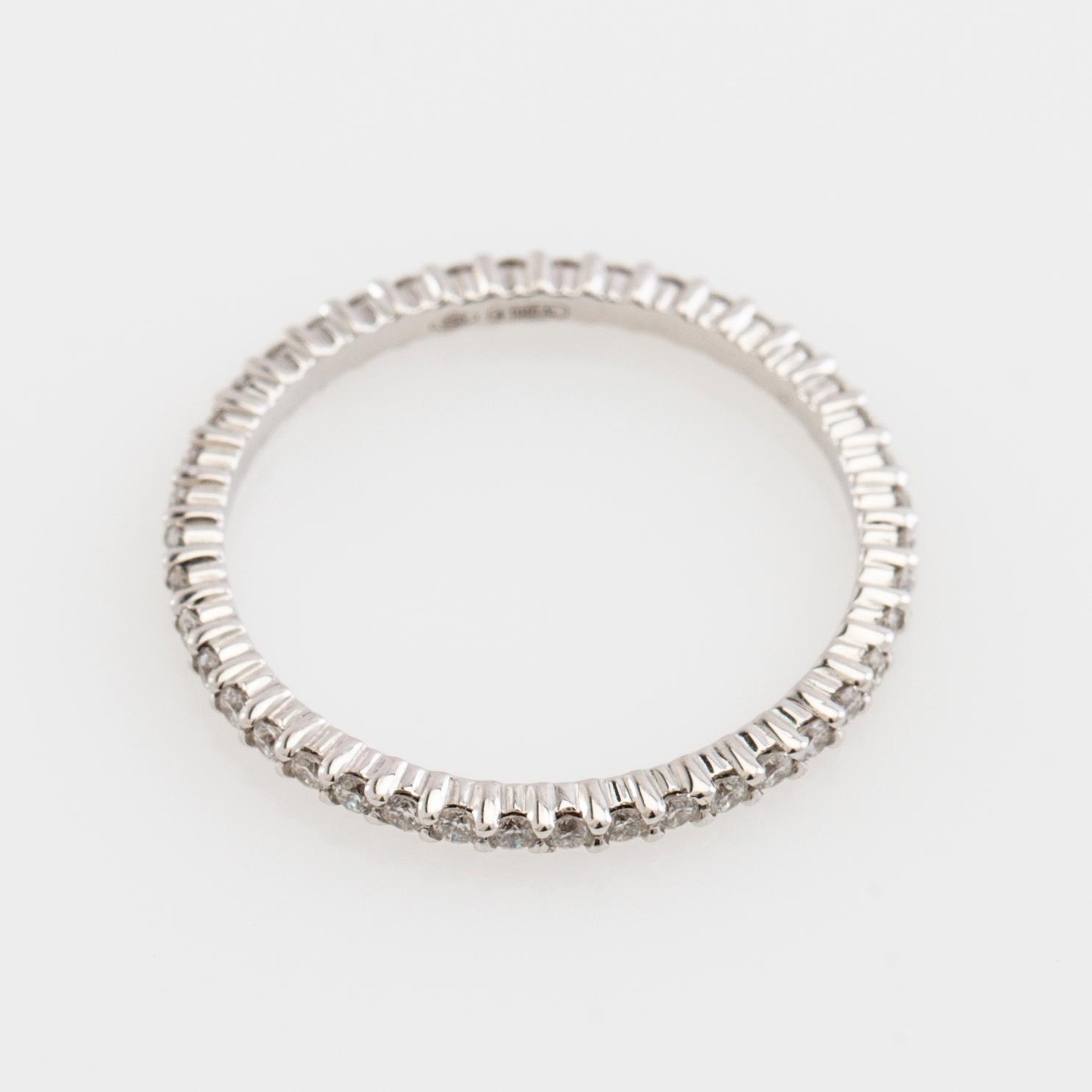 Alliansring, 18k vitguld med briljantslipade diamanter.