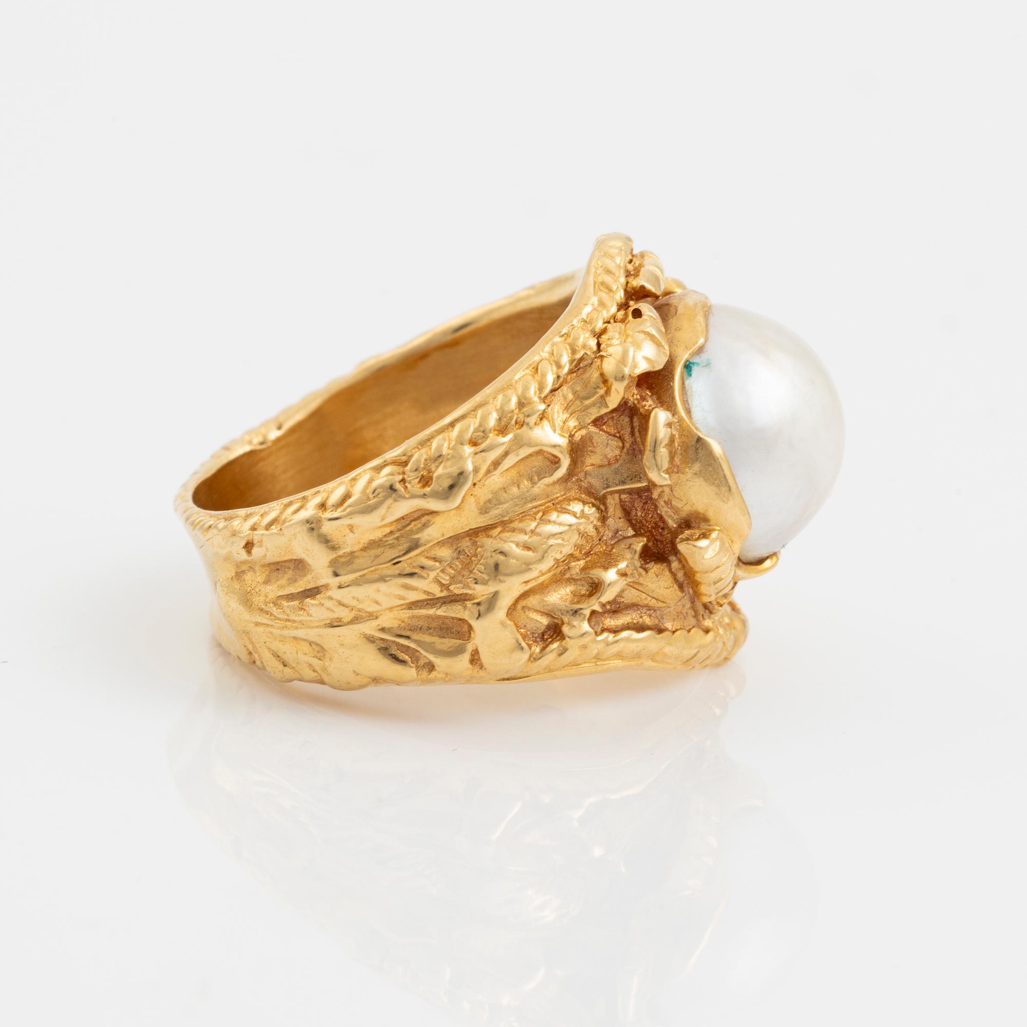 Ring 18K gold with a cultured pearl.