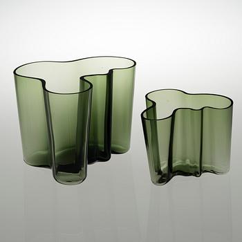 ALVAR AALTO, MALJAKOITA, 2 kpl, "Savoy", Iittala 1986 ja 1988. Signeerattu ja numeroitu.