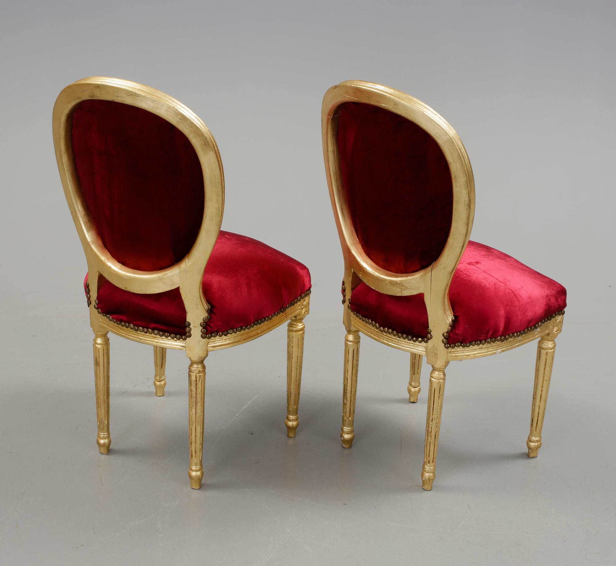 STOLAR, ett par, gustaviansk stil, omkring 1900-talets mitt.