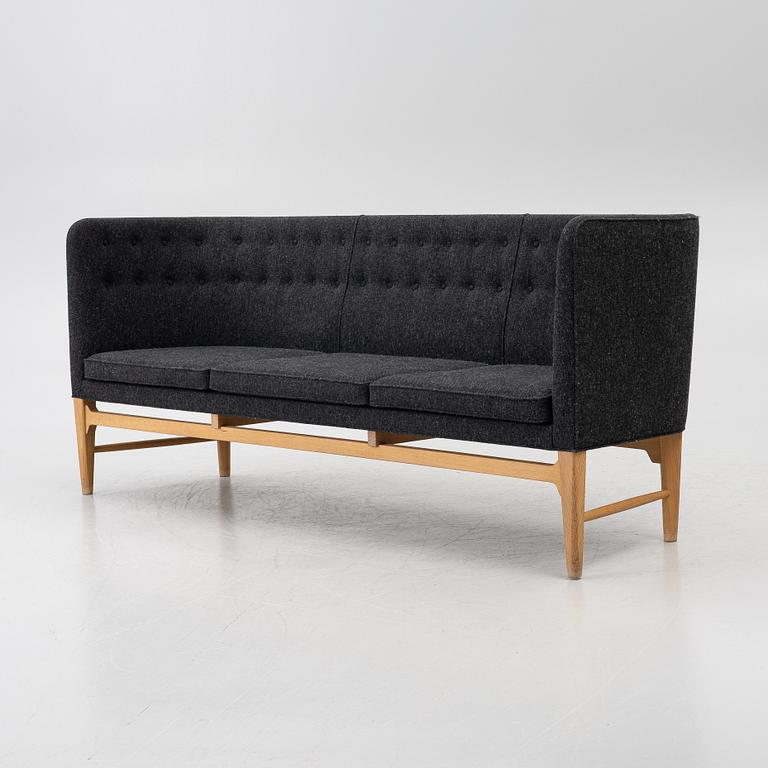 Arne Jacobsen, & Flemming Lassen, Soffa, ”Mayor AJ5”, &Tradition, Danmark, 2000-tal.