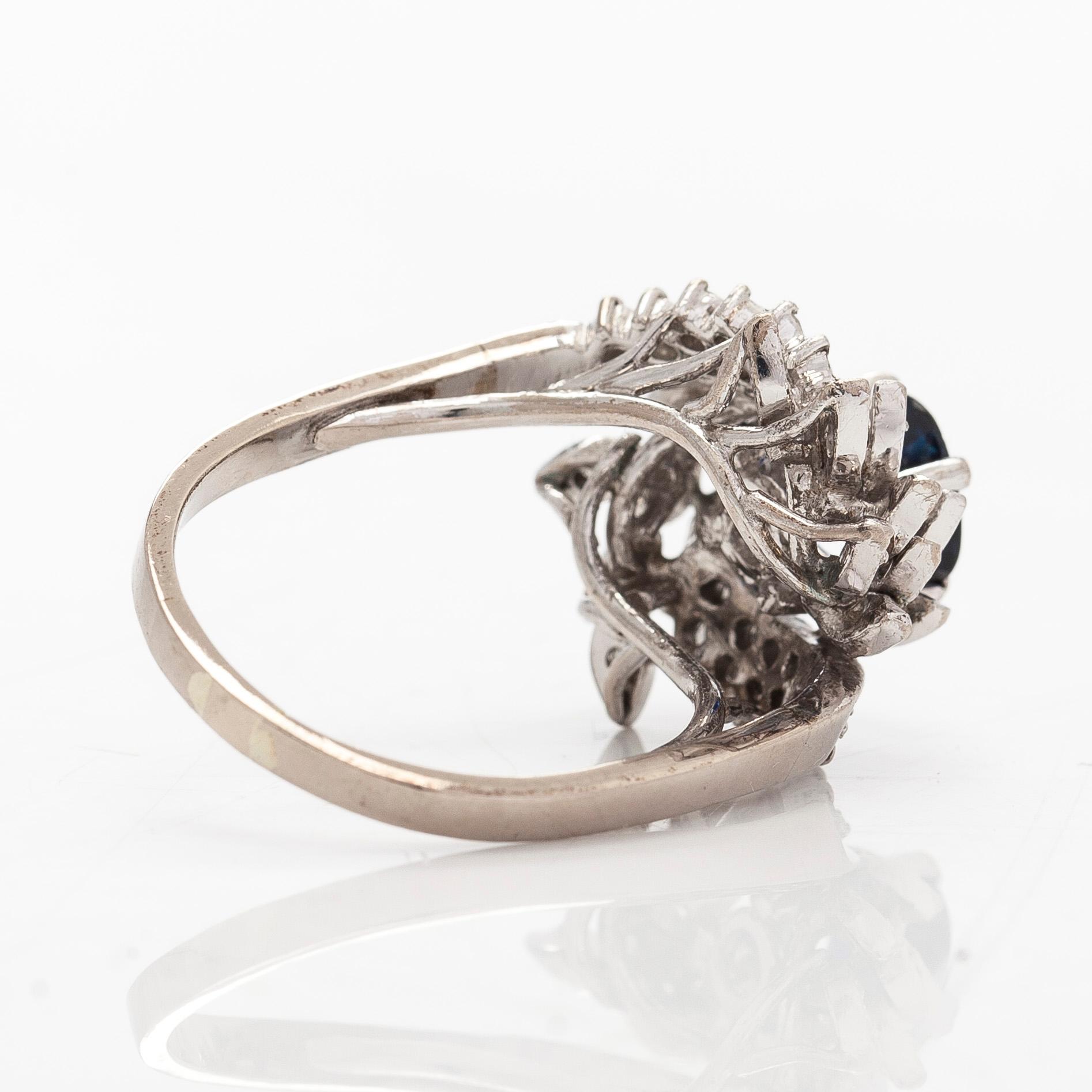 Ring, 18K vitguld, diamanter och safir.