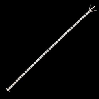 ARMBAND, 18 k vitguld, briljantslipade diamanter tot 6.55 ct. Vikt ca 14,6 g.