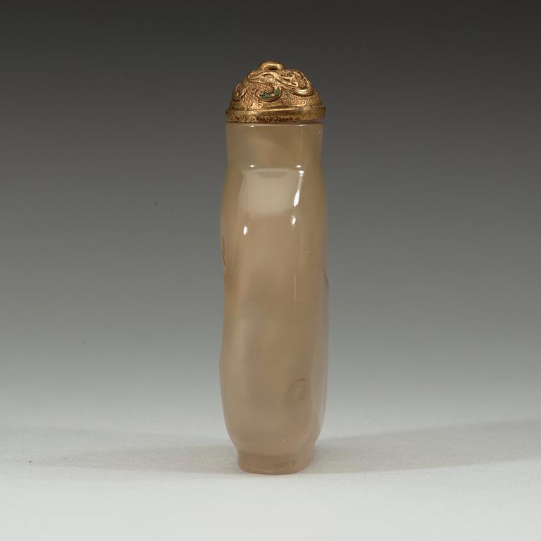 A silhouette chalcedony snuff bottle, Qing dynasty, 19th century.