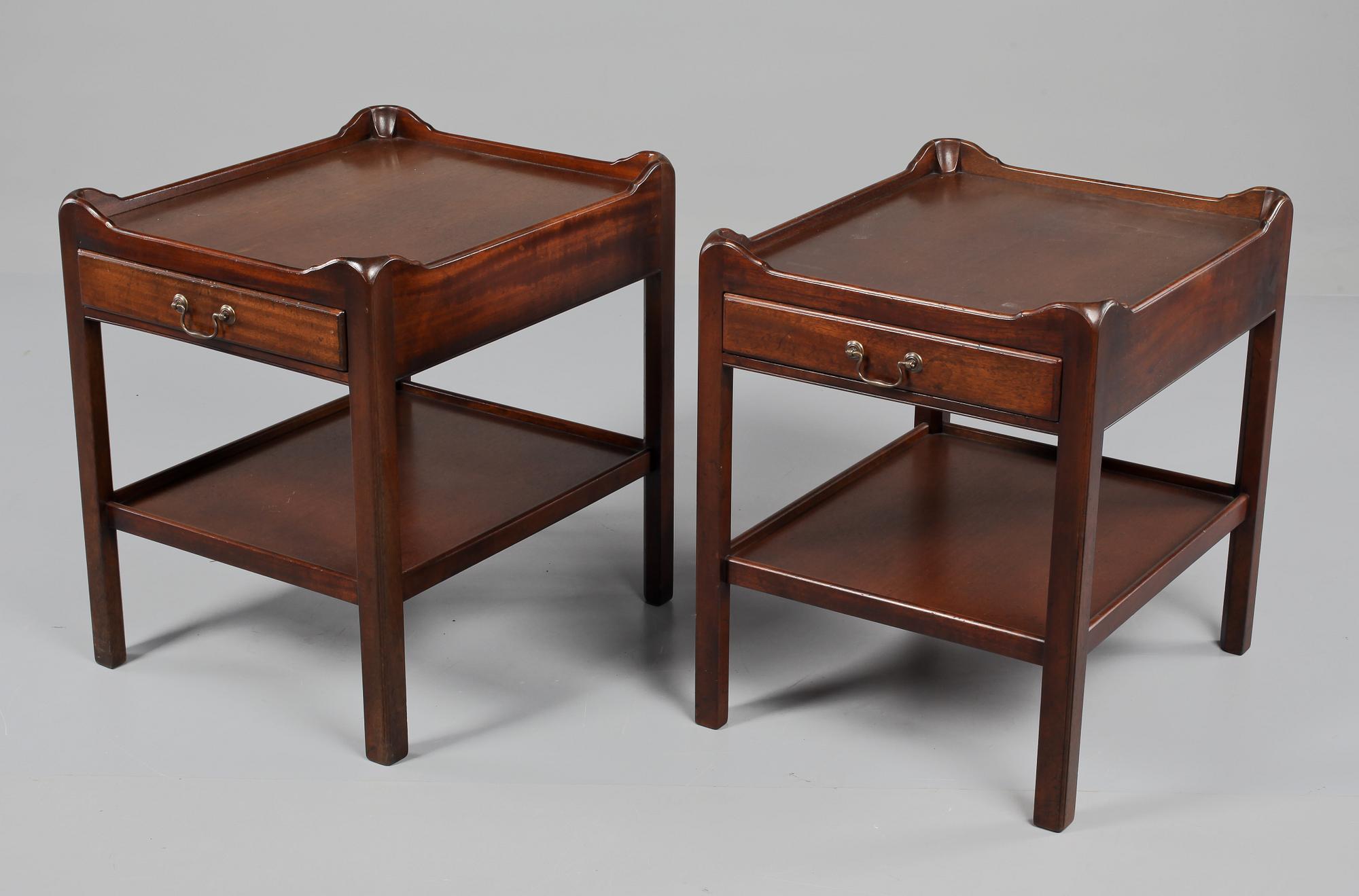 SIDOBORD, ett par, engelsk stil, 1900-talets andra hälft.