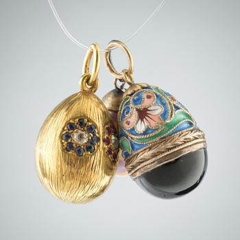HÄNGE, 3 st, 18 k guld, silver, safirer samt emalj, ägg. Totalvikt ca 13g.