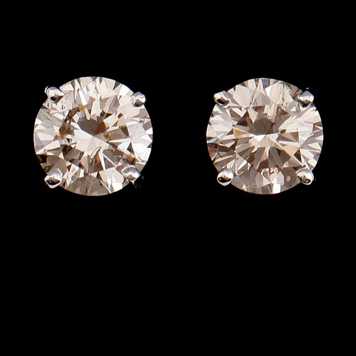 ÖRHÄNGEN, 1 par, 18 k vitguld, briljantslipade diamanter tot 1.55 ct.