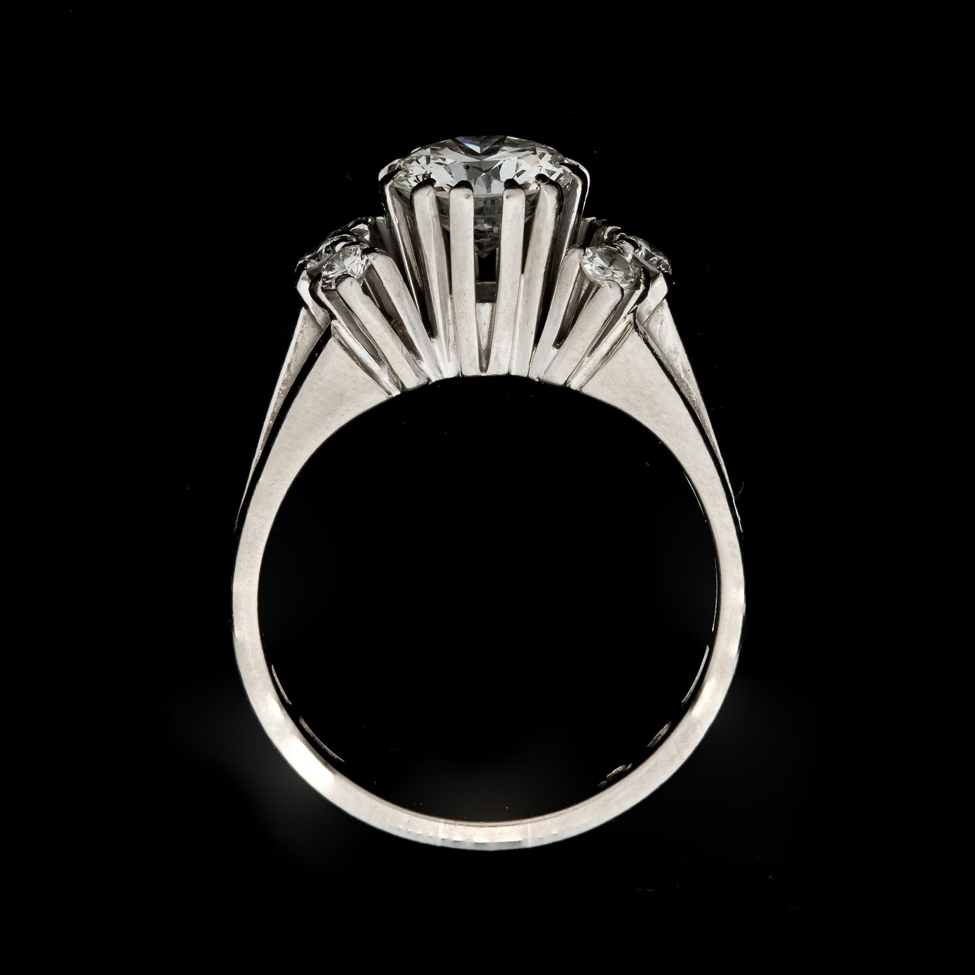 RING, platina med briljantslipade diamanter, mittensten ca 1,16 ct. Stockholm, CFC, Stockholm, 1964. Vikt ca 5,5 g.
