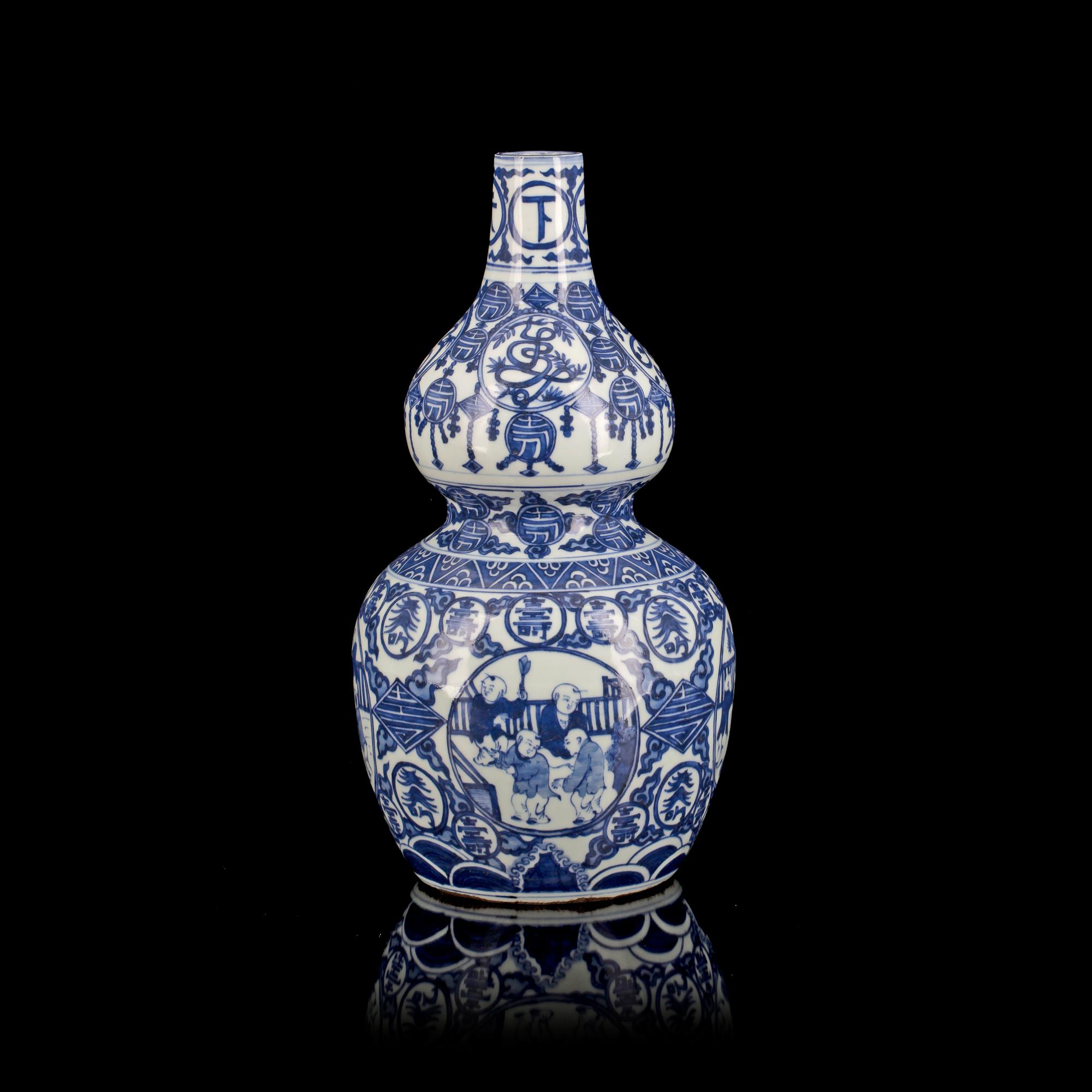 VAS, porslin, Kina, Kangxi-stil, 1900-talets andra hälft.