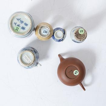 Miniatyrer, sex stycken, porslin och lergods, delvis Qingdynastin.