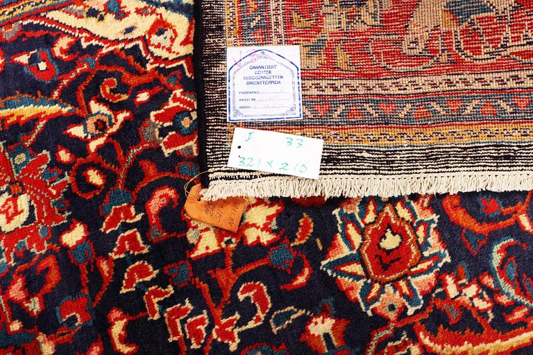 A Bakhtiari carpet, c. 321 x 210 cm.
