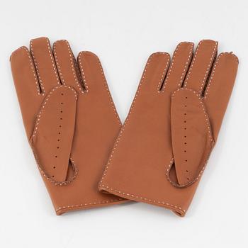 HERMÈS, a pair of brown leather gloves, size 7.