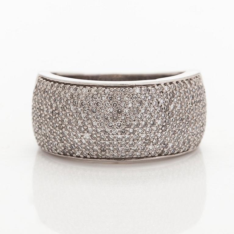 Sormus, 14K valkokultaa ja 8/8-hiottuja timantteja.