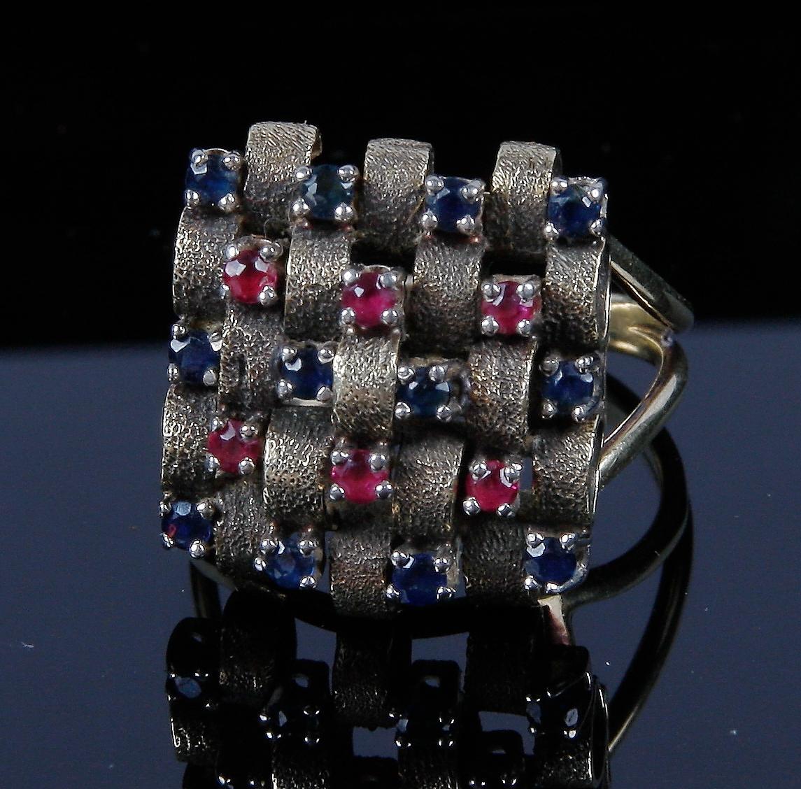 RING, 14 K guld med 12 safirer och 16 rubiner.