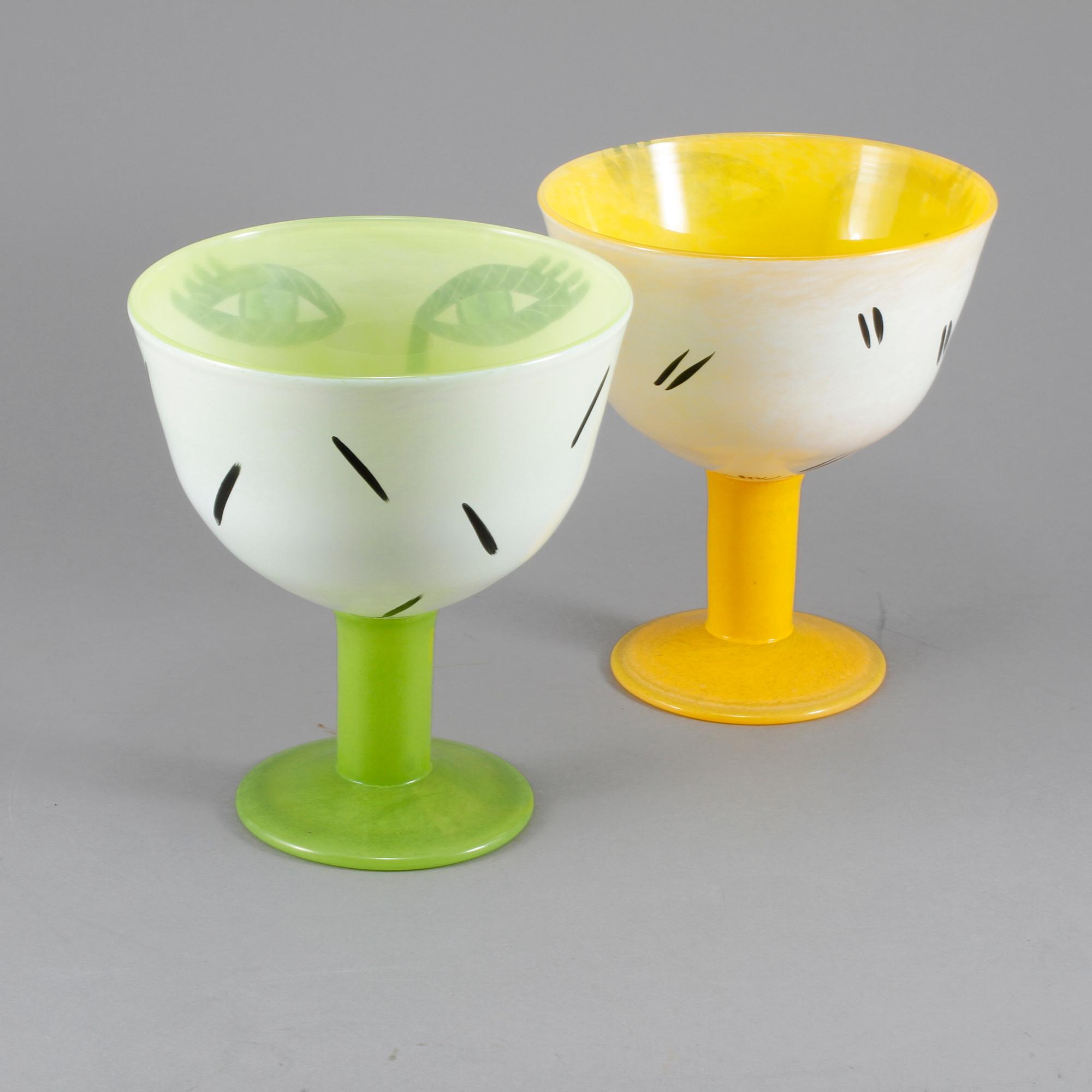 SKÅLAR PÅ FOT, 2 st, glas, Ulrica Hydman-Vallien, Kosta Boda.