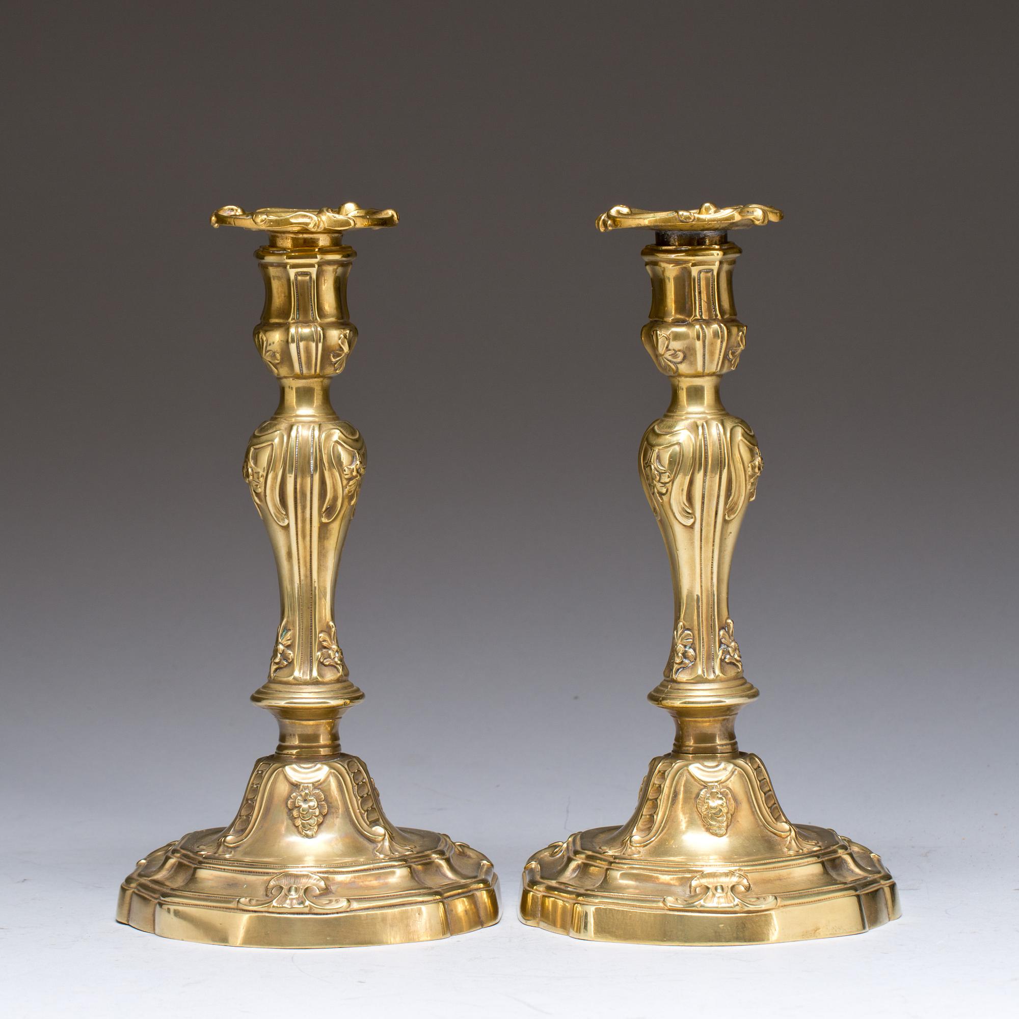 LJUSSTAKAR, ett par, mässing. Louis XV, 1700-tal.