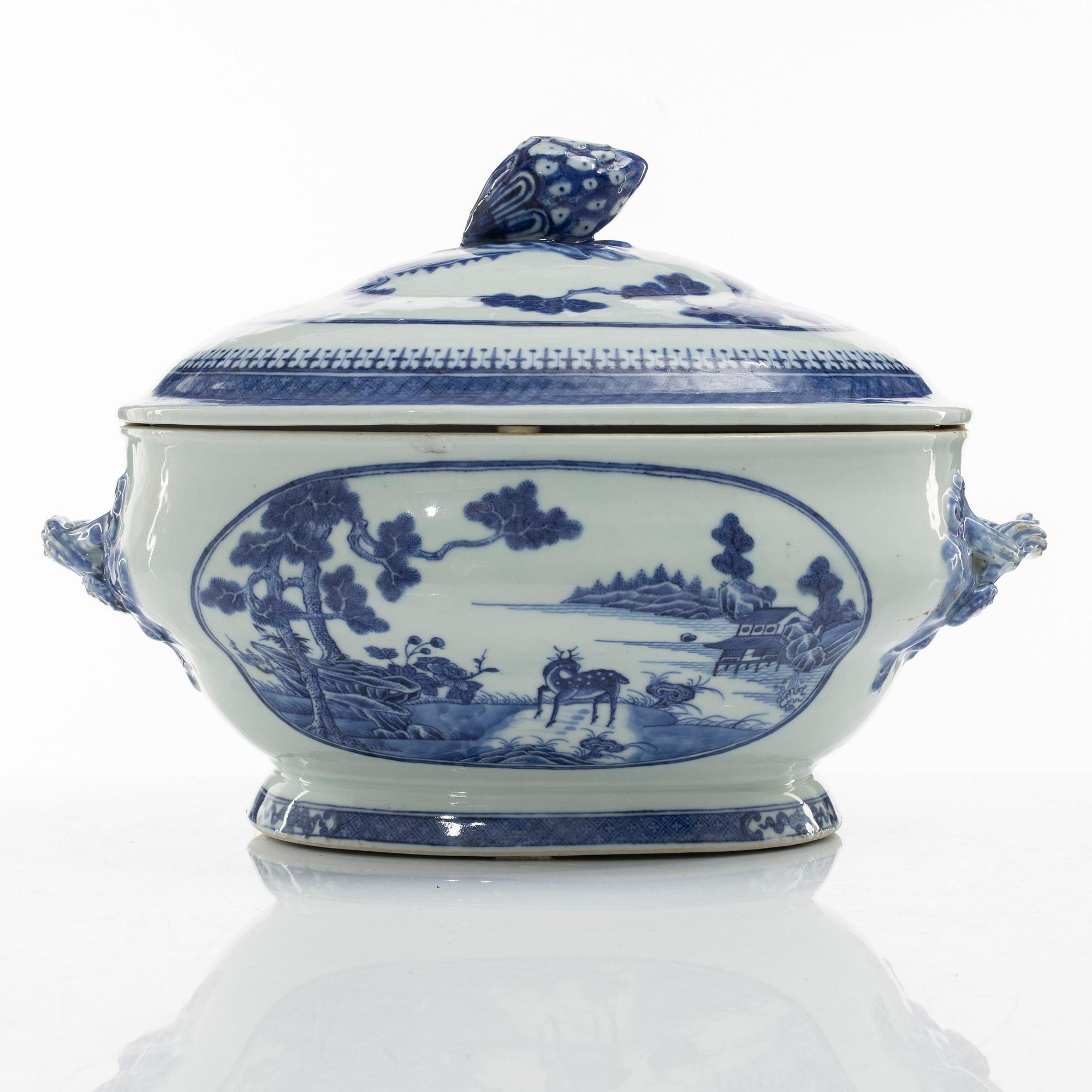 Terrin med lock, porslin. Qingdynastin, Jiaqing (1796-1820).