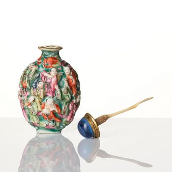 A Chinese porcelain snuff bottle, late Qing dynasty / early 20th century.