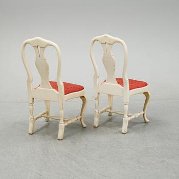 A rococo style dining set with a around table and eight chairs, 20th Century.