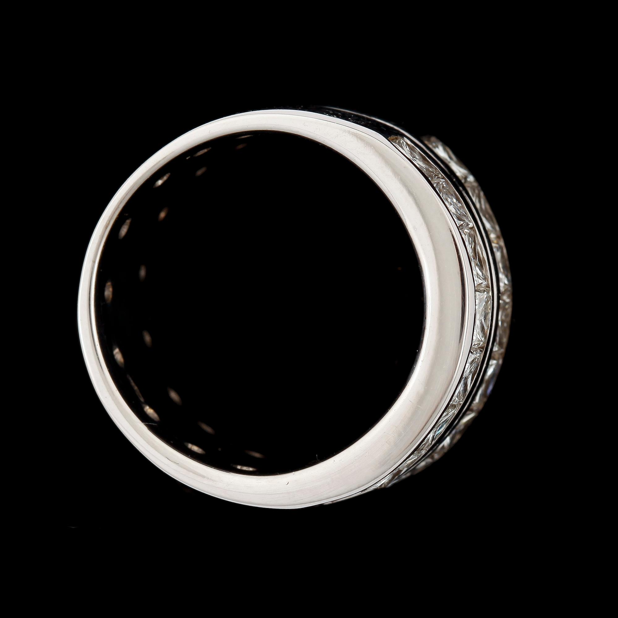RING, 18k vitguld, prinsesslipade diamanter 3.20 ct. Total vikt 13.2 g.