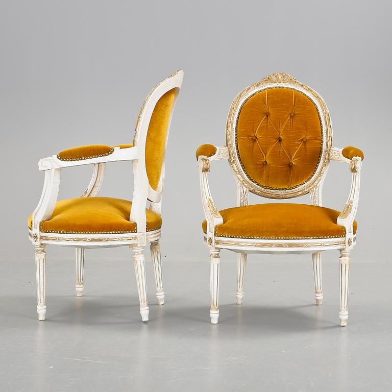 KARMSTOLAR, ett par, gustaviansk stil, 1900-talets början.