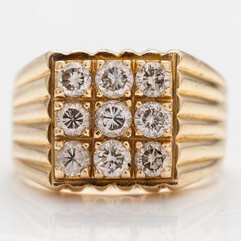 An 18K gold ring with diamonds ca. 1.53 ct in total.