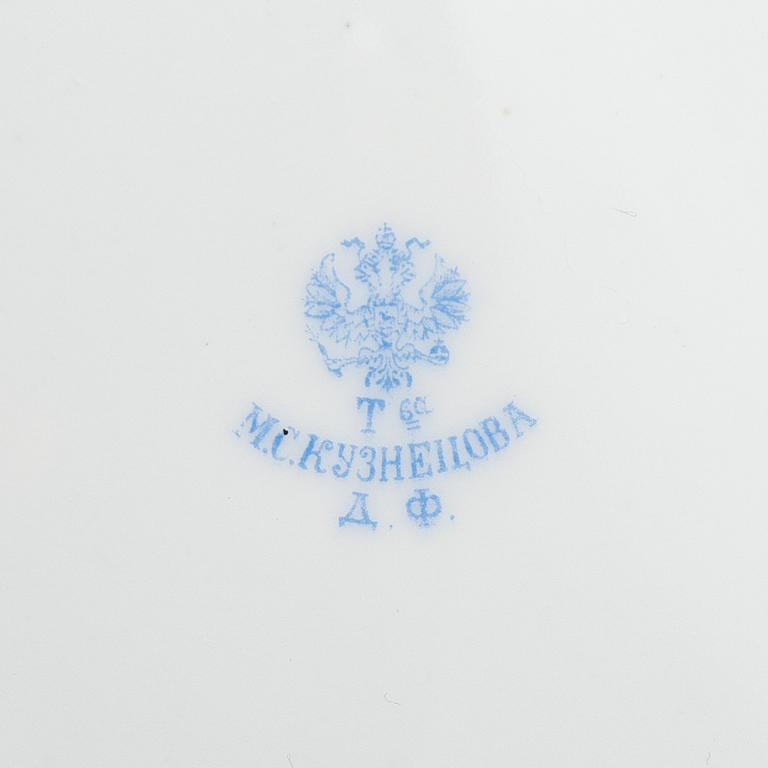 Terriini kannella ja aluslautasella, M.S. Kuznetsov, Dulevo-tehdas, Venäjä 1891 - 1917.
