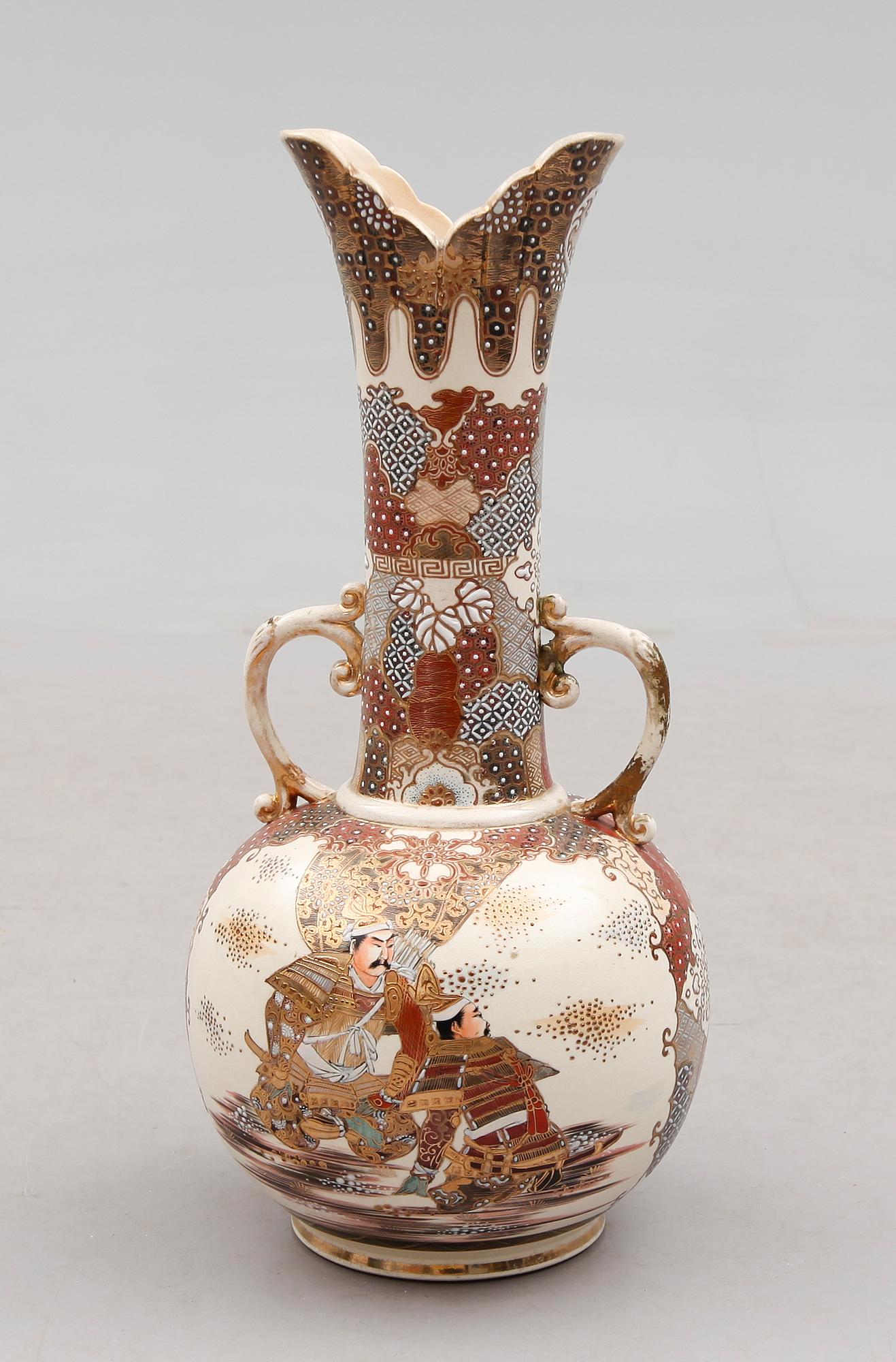 VAS, porslin, Japan, Satsuma, 1900-talets första hälft.
