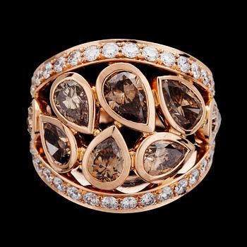 1156. RING, droppslipade cognacsfärgade diamanter, tot. ca 4.70 ct, samt vita briljantslipade diamanter, tot. ca 1.60 ct.