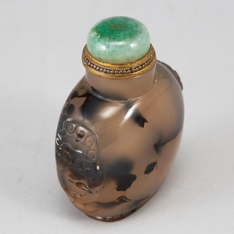 An Agathe snuff bottle, around year 1900.