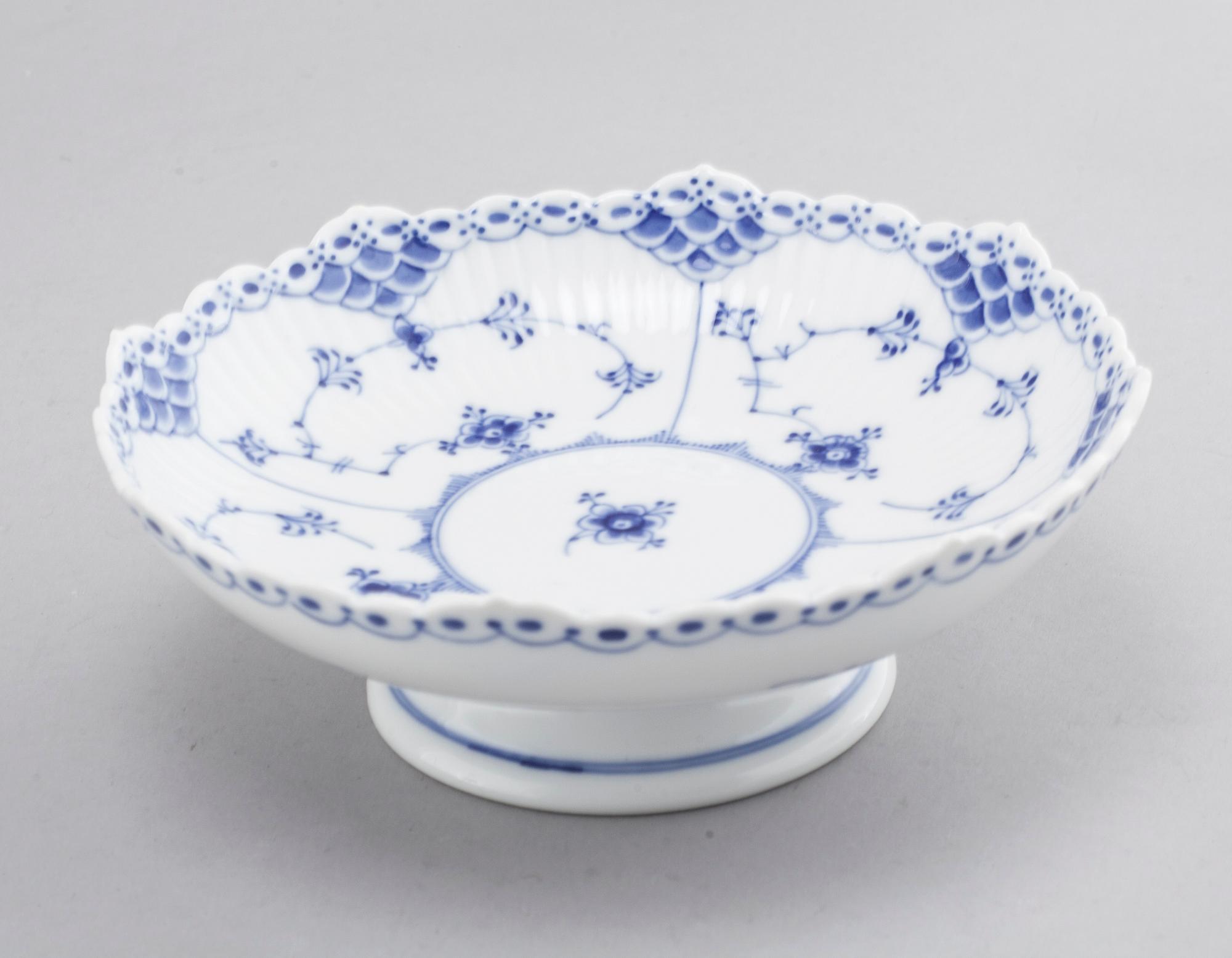 A porcelain tableware set of 69 pcs, "Musselmalet" by Royal Copenhagen, second half of the 20th century.