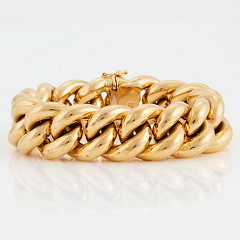 A curb link bracelet in 18K gold.