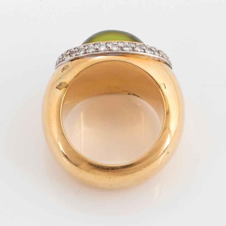 Steinlin ring 18K guld med en cabochonslipad peridot och runda briljantslipade diamanter.