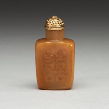 A carved agate snuff bottle, Qing dynasty (1644-1912).