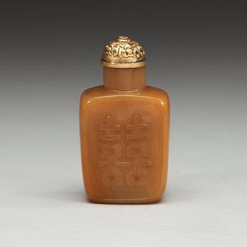 A carved agate snuff bottle, Qing dynasty (1644-1912).