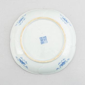 Serveringsfat, porslin, Kina, sen Qingdynasti/omkring 1900.