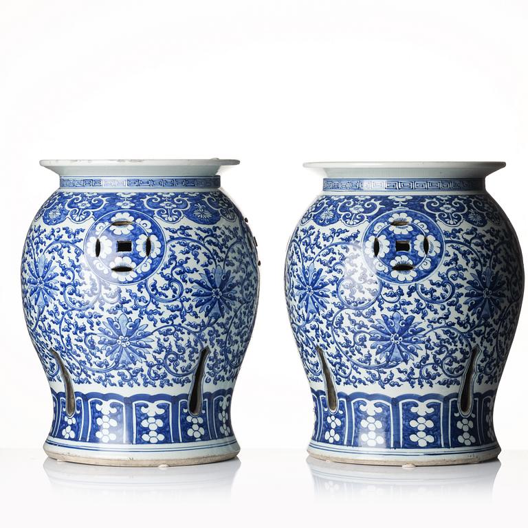 A pair of blue and white garden seats, Qing dynasty, 19th century.