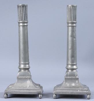 LJUSSTAKAR, ett par, tenn, 1798. Otydl mästarstämplar, troligen Vimmerby.