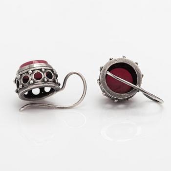 Kai Lindström, Brosch, ring och örhängen, silver, granit. Kalevala Koru, Helsingfors 1968.