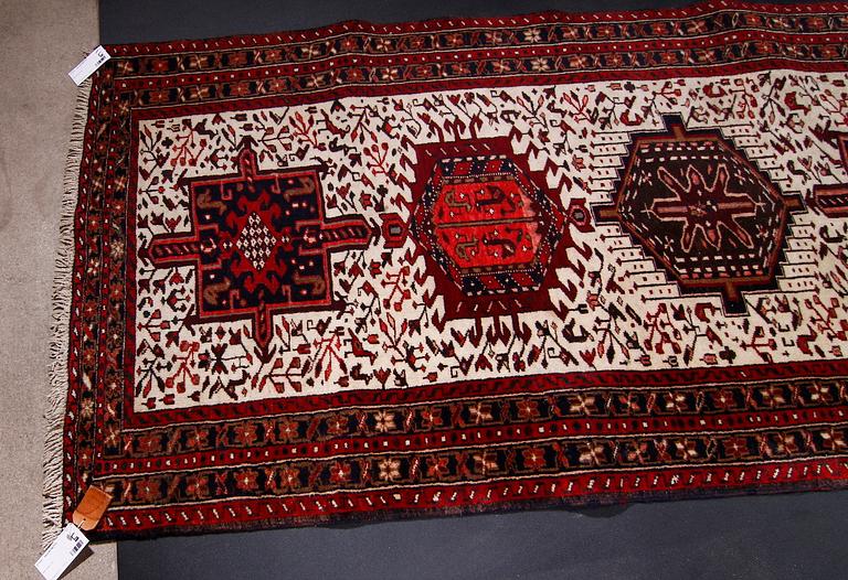 GALLERIMATTA, orientalisk. Ca 435 x 102.