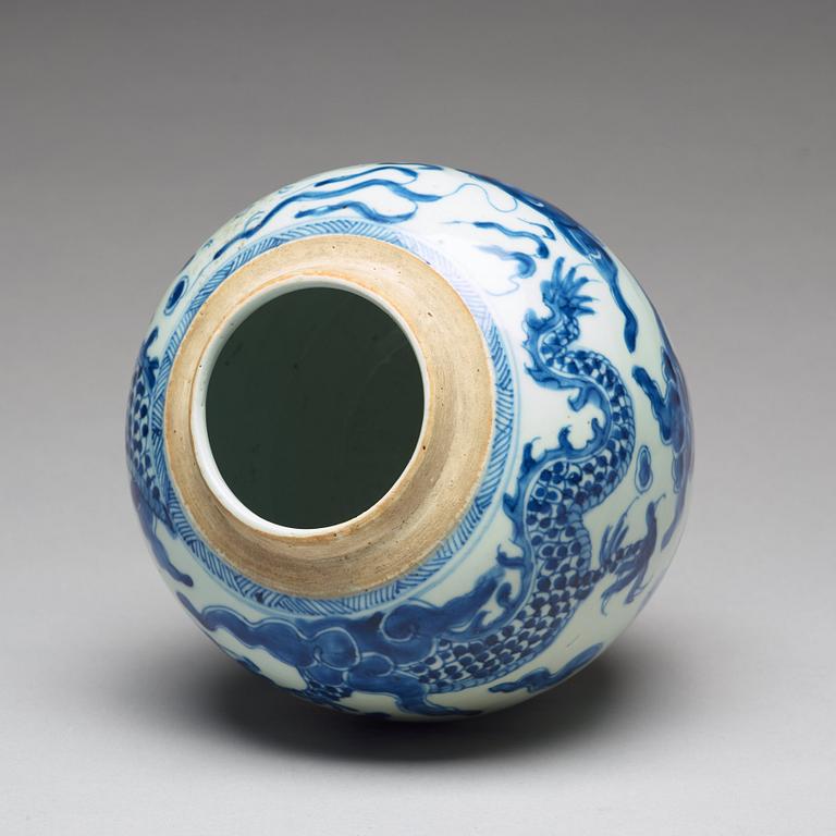 A blue and white Transitional jar, 17th Century.