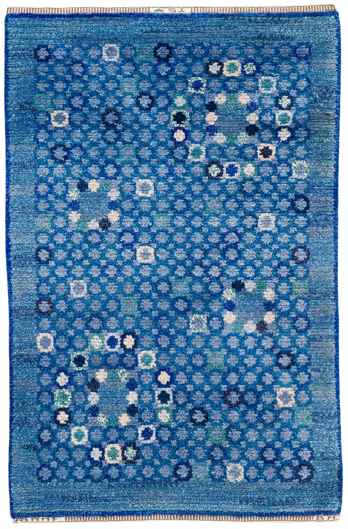 MATTA. "Bankrabatten blå". Flossa. 131,5 x 82,5 cm. Signerad AB MMF BN (AB Märta Måås-Fjetterström, Barbro Nilsson).