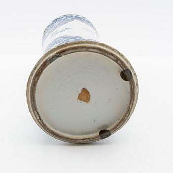 Urn, Qing Dynasty, Kangxi (1662-1722), porcelain, China, 18th century.